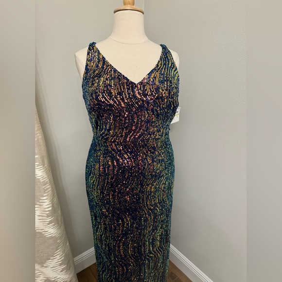 Plus Sequin Dress 🩷 - Picture 5 of 12